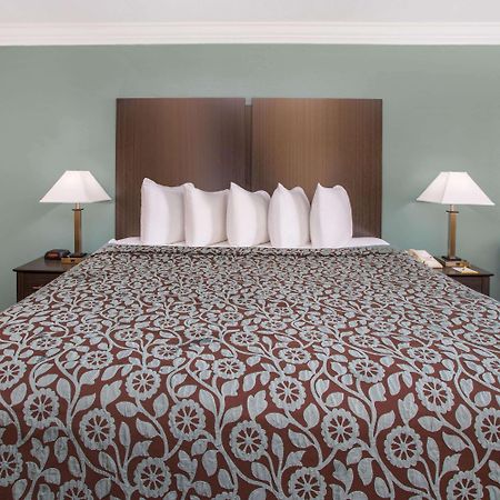 Days Inn By Wyndham Crowley מראה חיצוני תמונה