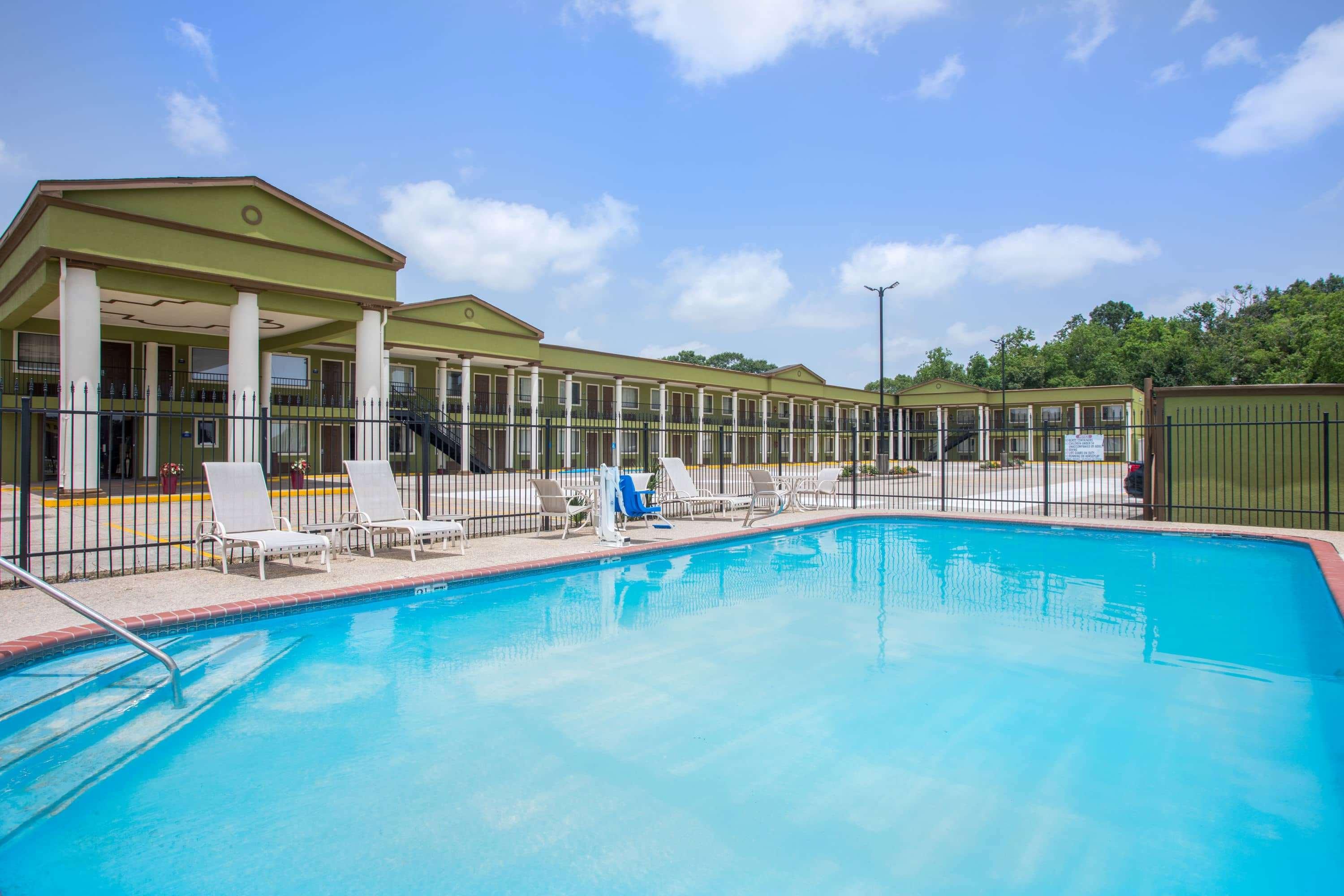 Days Inn By Wyndham Crowley מראה חיצוני תמונה