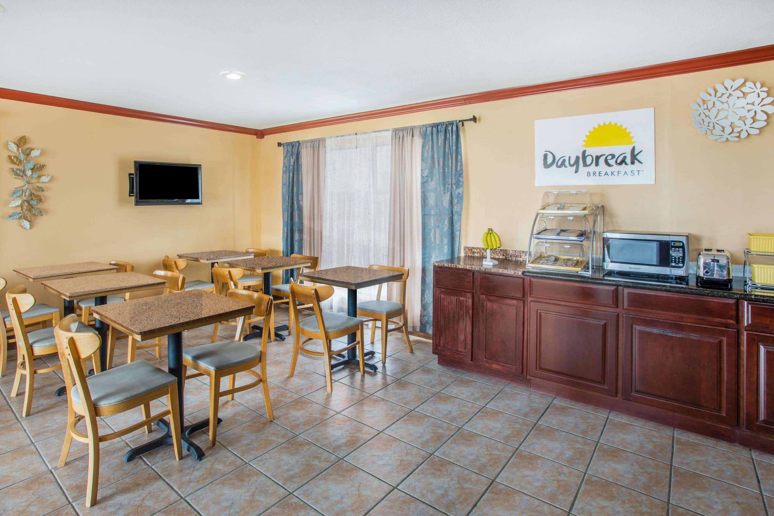 Days Inn By Wyndham Crowley מראה חיצוני תמונה